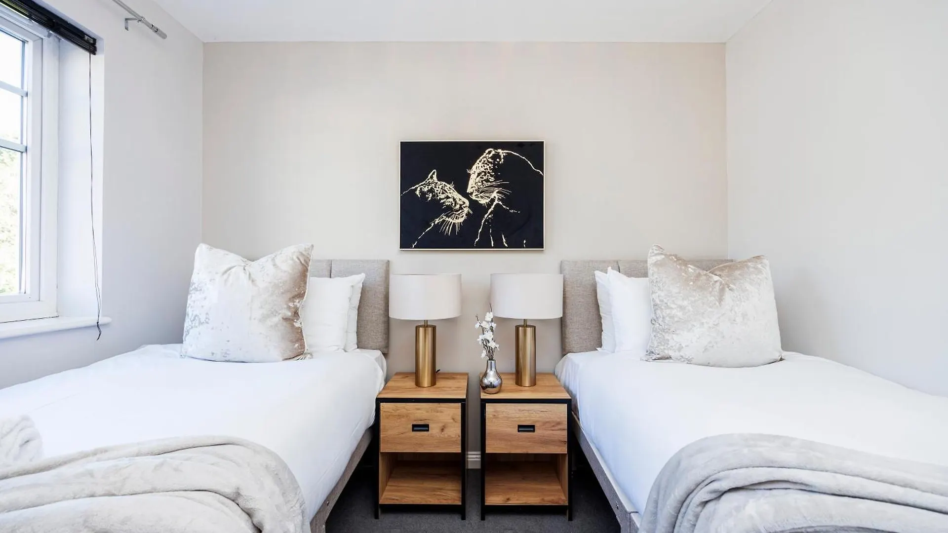 Дом отдыха 4 Bed Townhouse In Uxbridge Ideal For Families Or Contractors By Av Stays Short Lets Хитроу