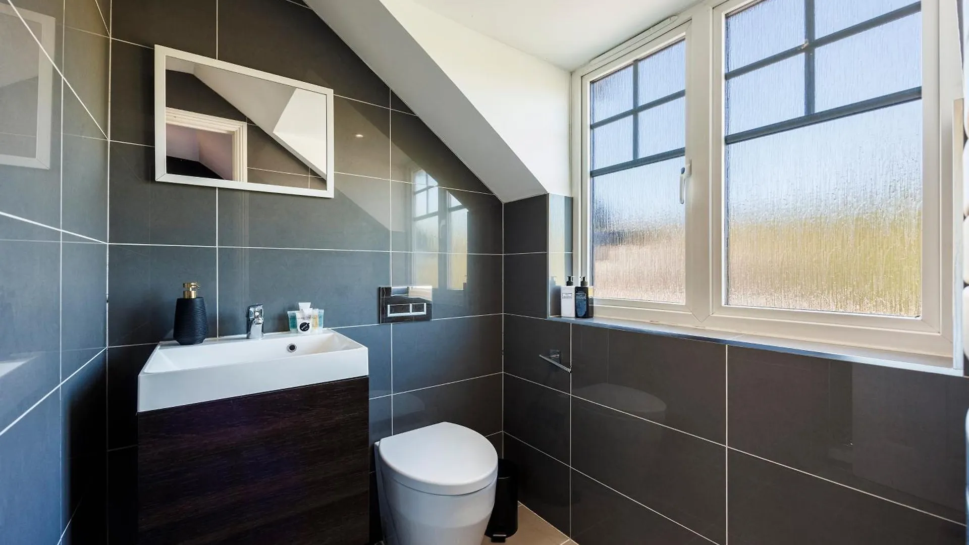 4 Bed Townhouse In Uxbridge Ideal For Families Or Contractors By Av Stays Short Lets Хитроу Дом отдыха