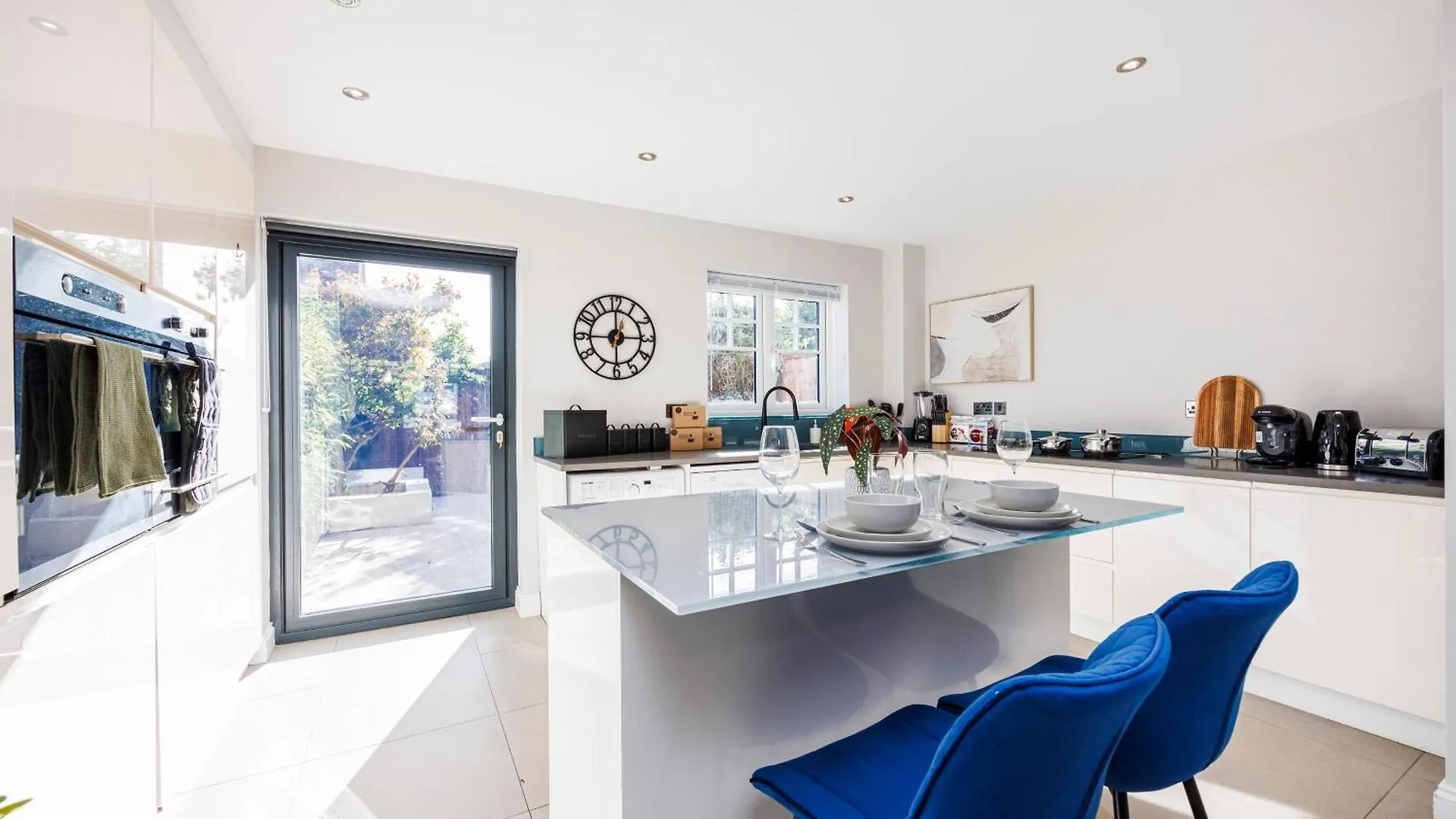4 Bed Townhouse In Uxbridge Ideal For Families Or Contractors By Av Stays Short Lets Хитроу Дом отдыха