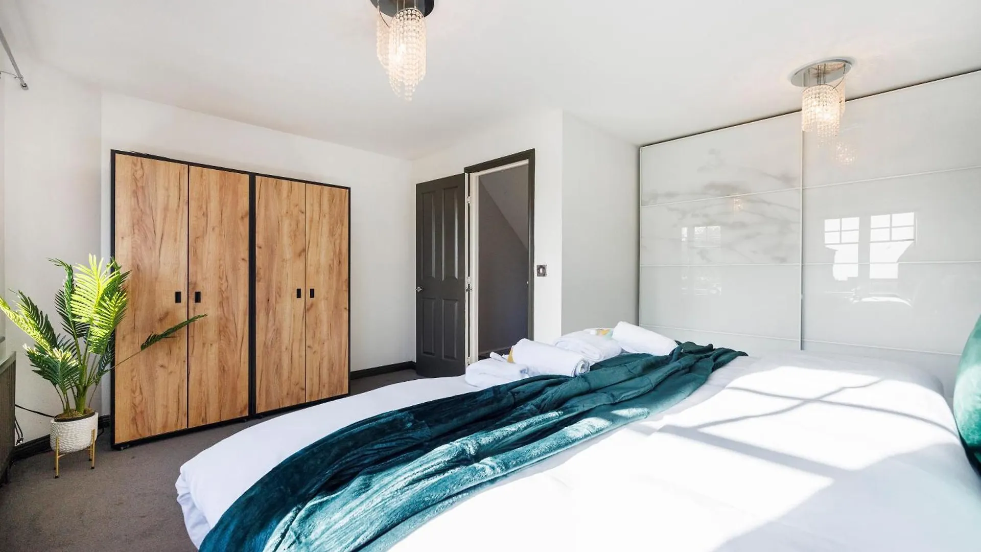 Дом отдыха 4 Bed Townhouse In Uxbridge Ideal For Families Or Contractors By Av Stays Short Lets Хитроу