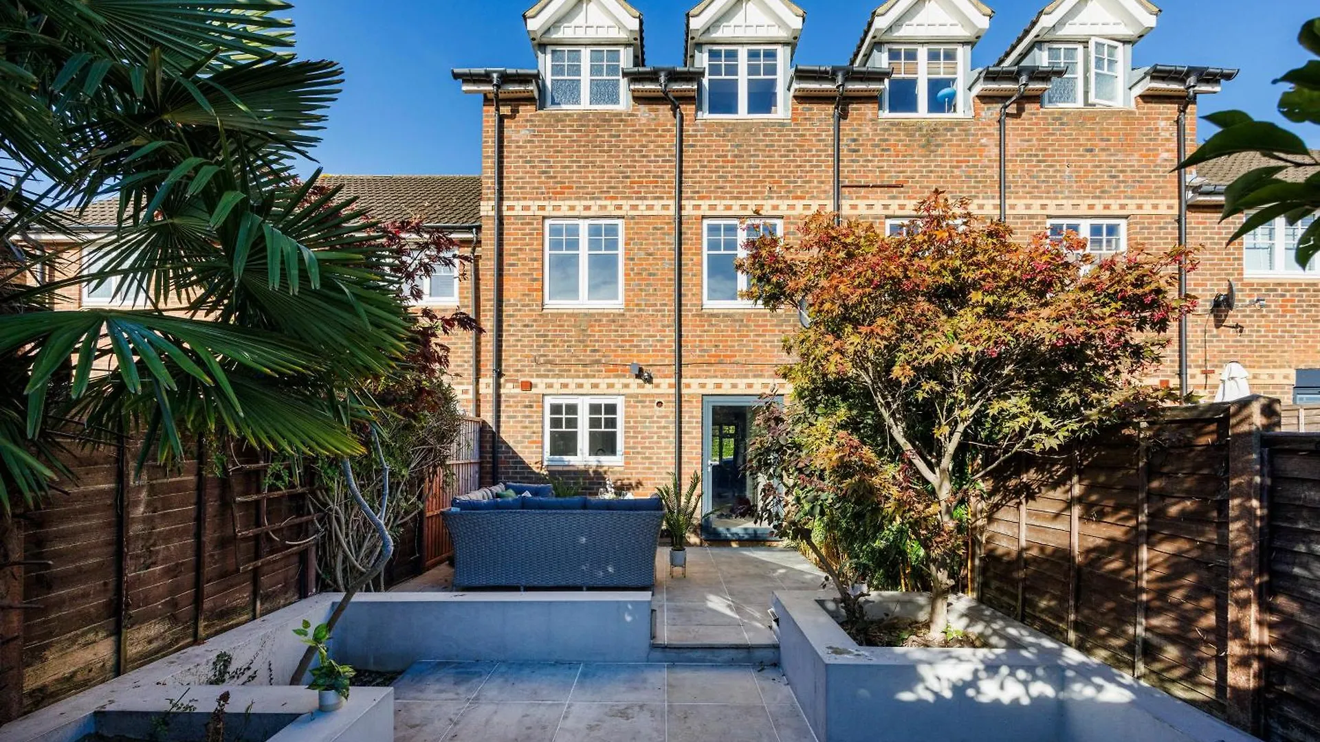 4 Bed Townhouse In Uxbridge Ideal For Families Or Contractors By Av Stays Short Lets Хитроу