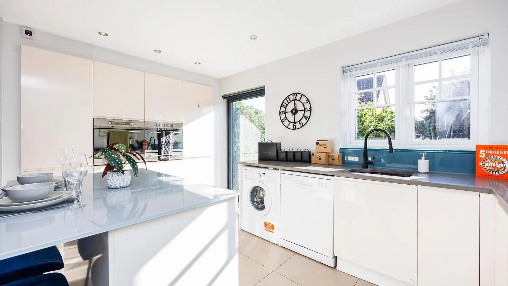 4 Bed Townhouse In Uxbridge Ideal For Families Or Contractors By Av Stays Short Lets Хитроу Дом отдыха