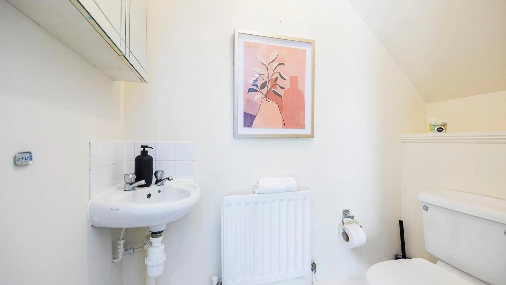 4 Bed Townhouse In Uxbridge Ideal For Families Or Contractors By Av Stays Short Lets Hillingdon United Kingdom