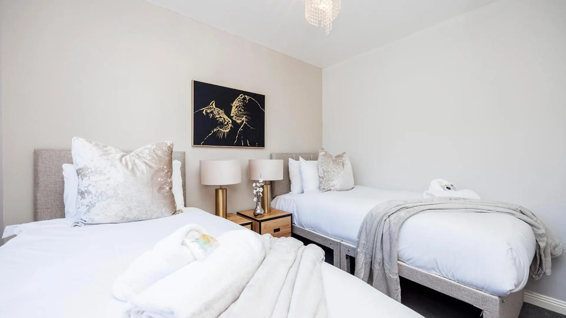 4 Bed Townhouse In Uxbridge Ideal For Families Or Contractors By Av Stays Short Lets Hillingdon United Kingdom
