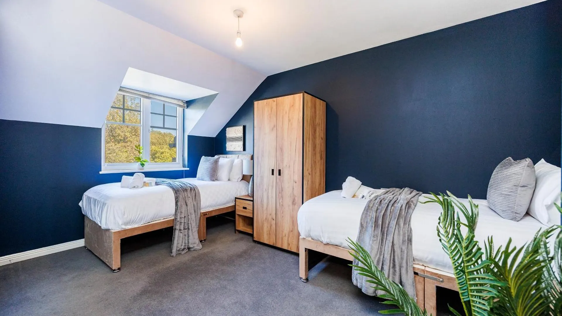 Holiday home 4 Bed Townhouse In Uxbridge Ideal For Families Or Contractors By Av Stays Short Lets Hillingdon