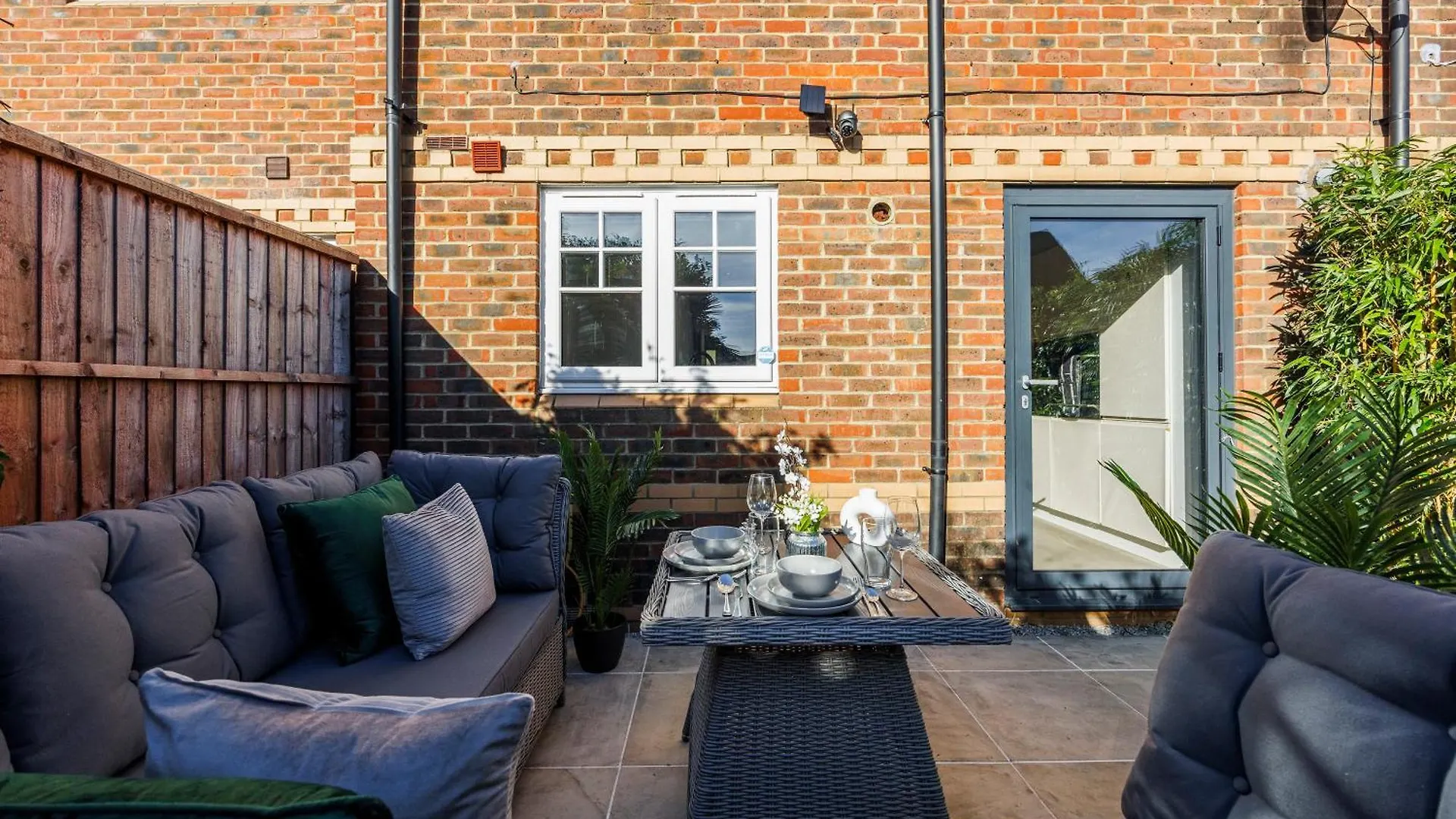 4 Bed Townhouse In Uxbridge Ideal For Families Or Contractors By Av Stays Short Lets Hillingdon Holiday home