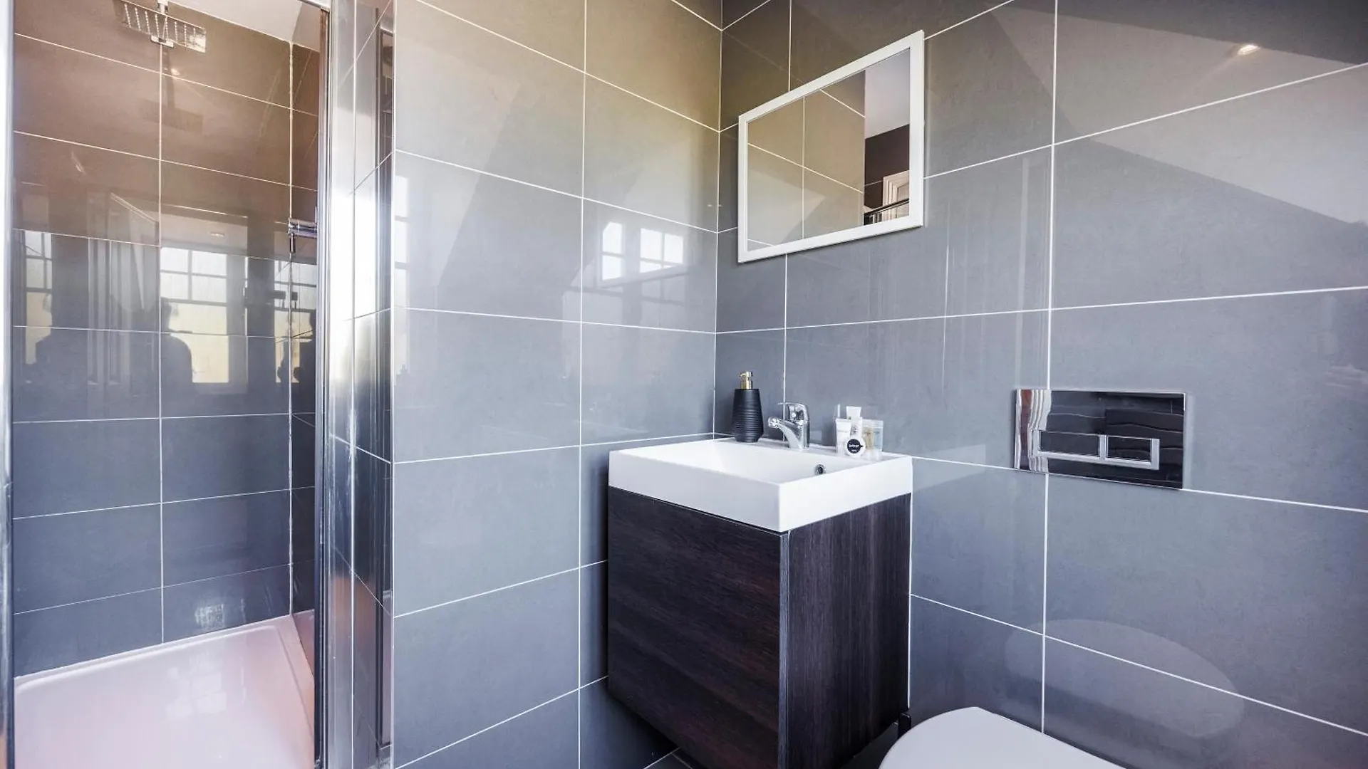4 Bed Townhouse In Uxbridge Ideal For Families Or Contractors By Av Stays Short Lets Hillingdon United Kingdom