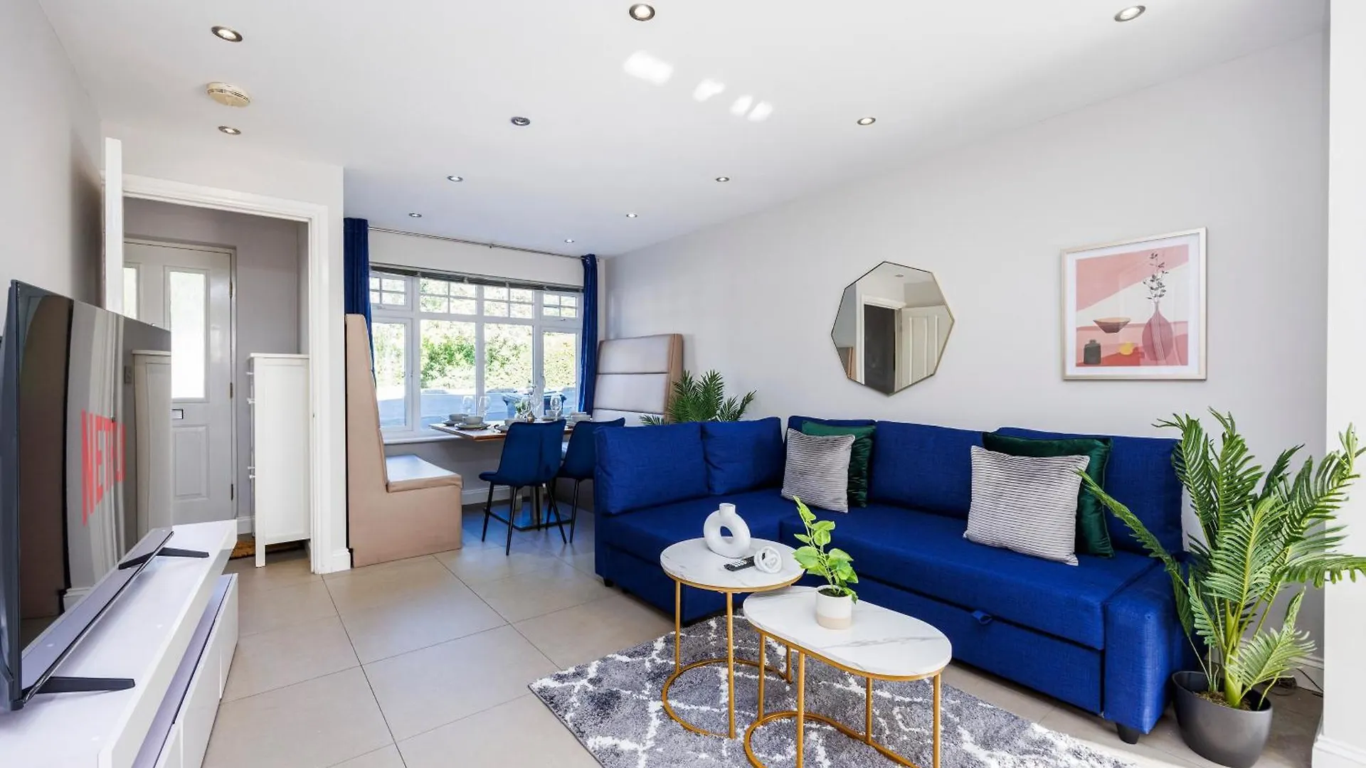 Holiday home 4 Bed Townhouse In Uxbridge Ideal For Families Or Contractors By Av Stays Short Lets Hillingdon