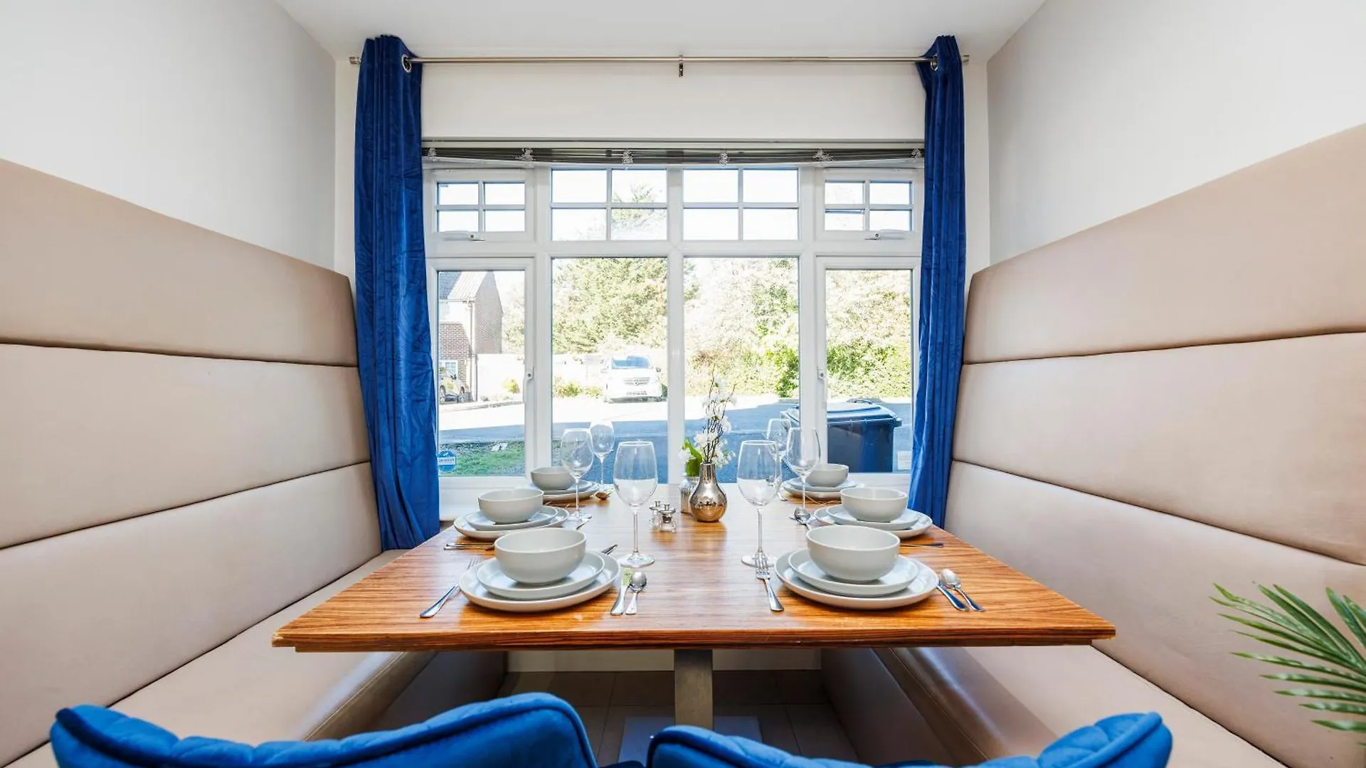 4 Bed Townhouse In Uxbridge Ideal For Families Or Contractors By Av Stays Short Lets Hillingdon