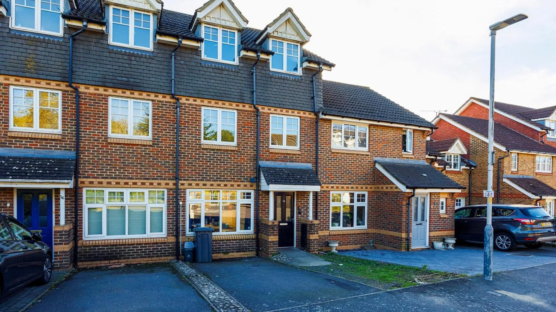 4 Bed Townhouse In Uxbridge Ideal For Families Or Contractors By Av Stays Short Lets Hillingdon United Kingdom