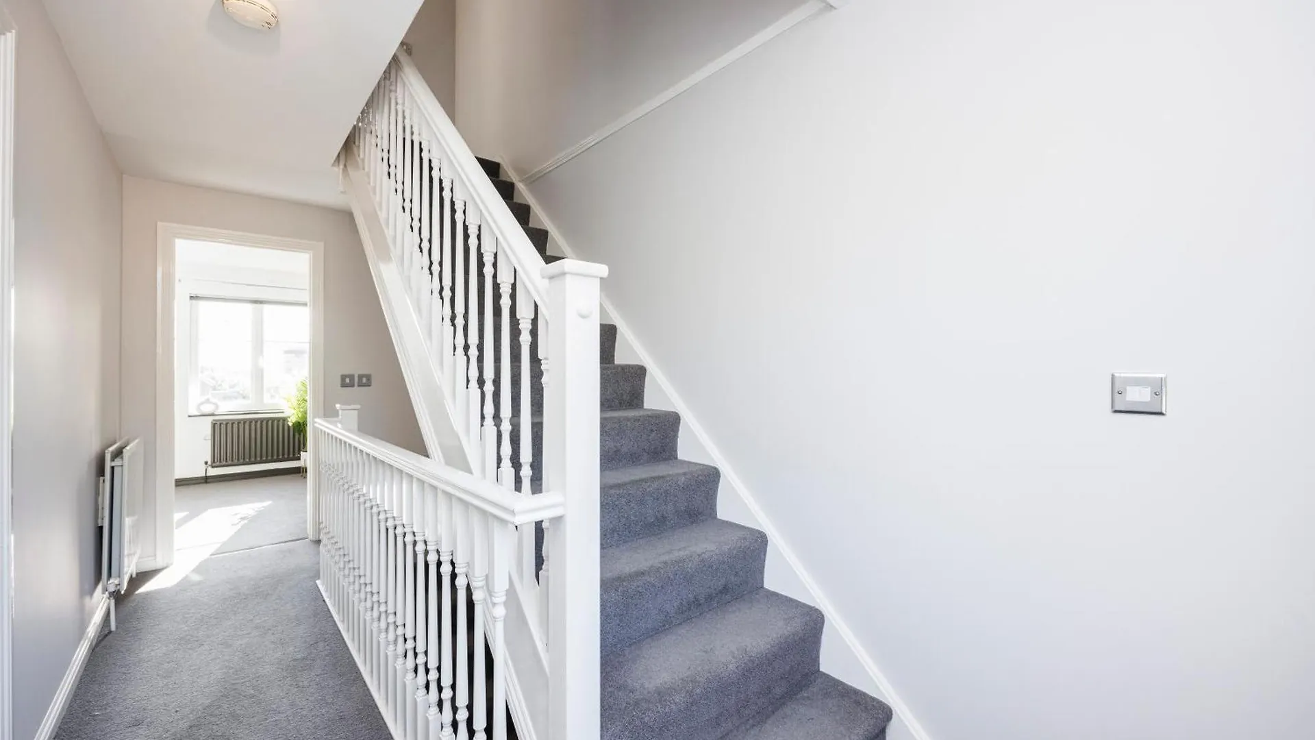 4 Bed Townhouse In Uxbridge Ideal For Families Or Contractors By Av Stays Short Lets Hillingdon United Kingdom