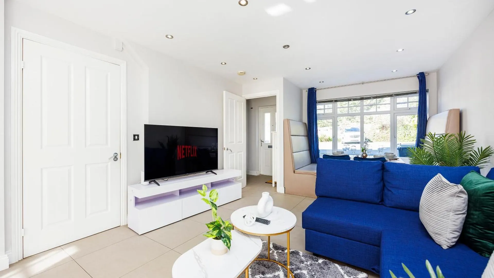 Holiday home 4 Bed Townhouse In Uxbridge Ideal For Families Or Contractors By Av Stays Short Lets Hillingdon
