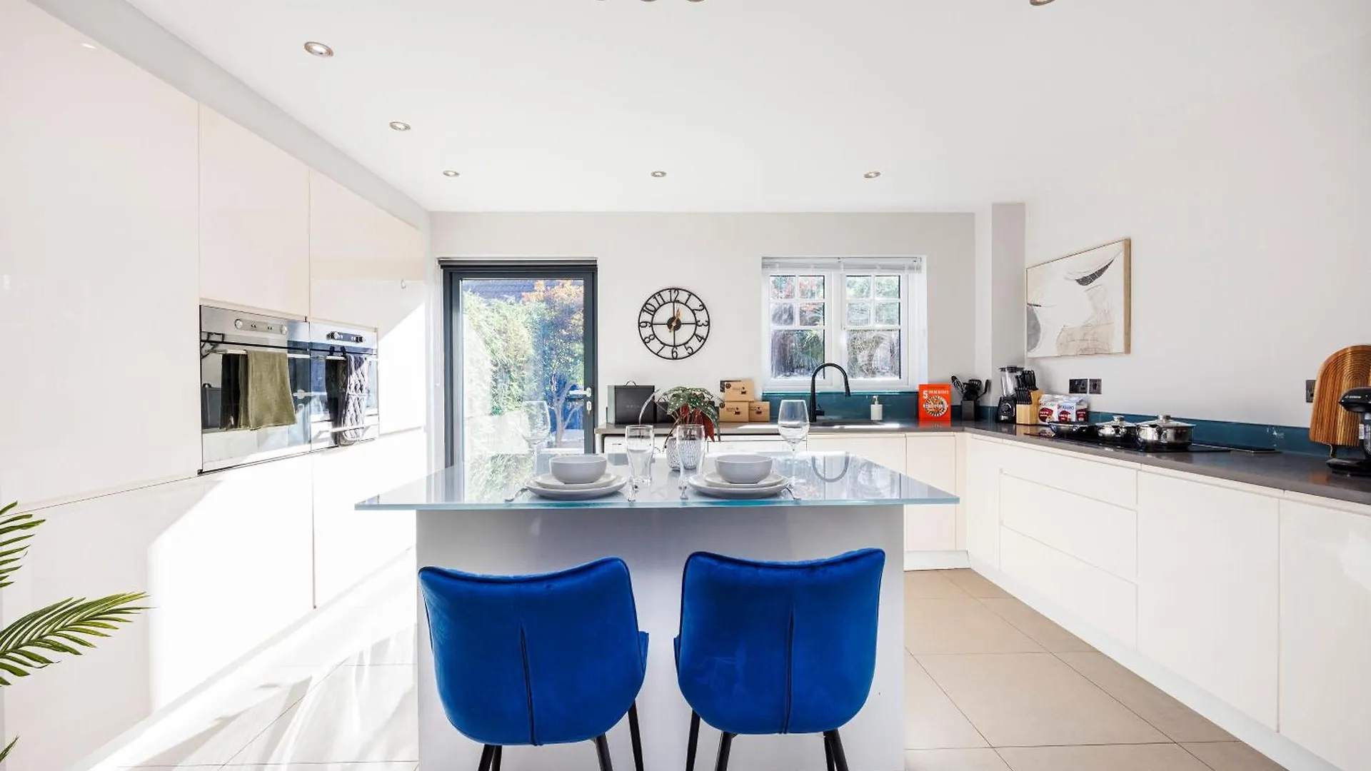 4 Bed Townhouse In Uxbridge Ideal For Families Or Contractors By Av Stays Short Lets Hillingdon United Kingdom