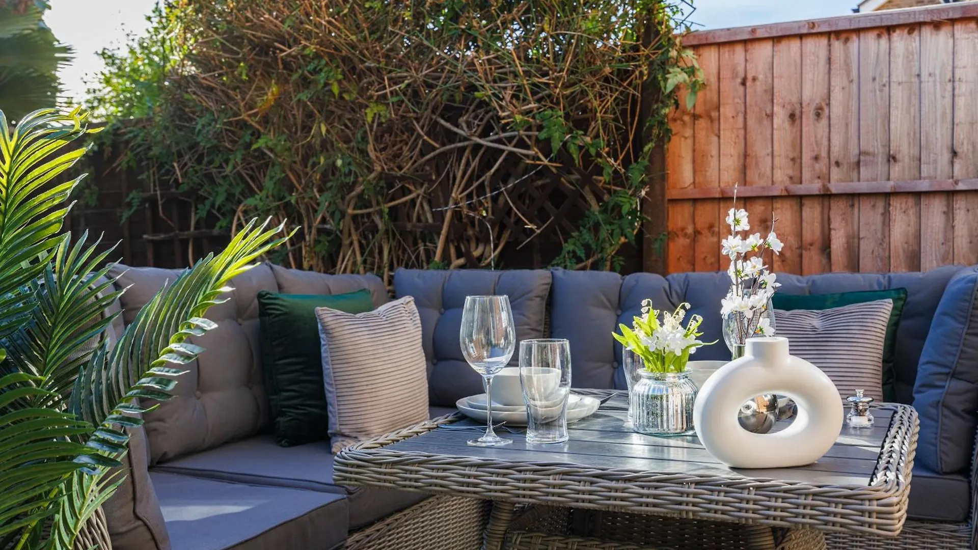 Holiday home 4 Bed Townhouse In Uxbridge Ideal For Families Or Contractors By Av Stays Short Lets Hillingdon United Kingdom