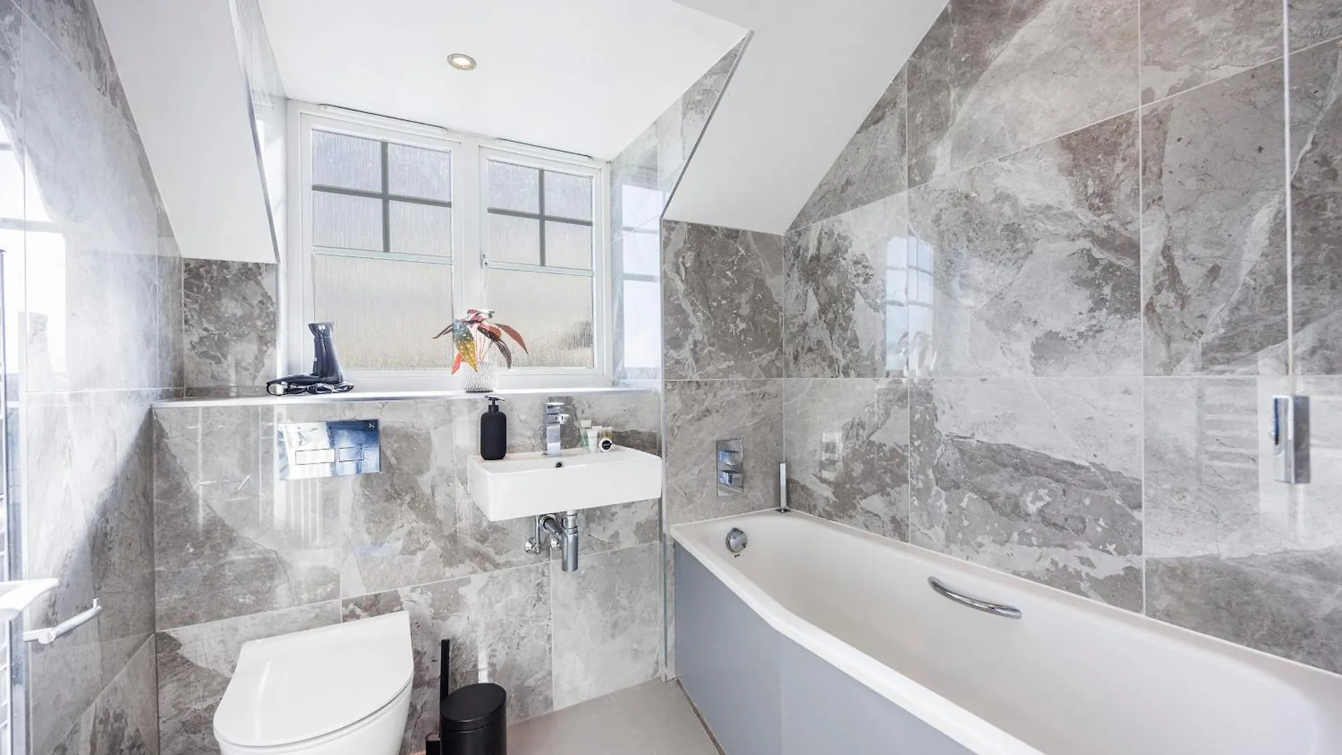 Holiday home 4 Bed Townhouse In Uxbridge Ideal For Families Or Contractors By Av Stays Short Lets Hillingdon